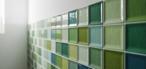 Närbild av grönt kakel i badrummet, med fokus på textur och nyanser.