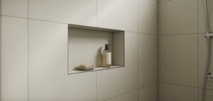 Minimalist badrumsnisch med schampo och tvål, vit kakel