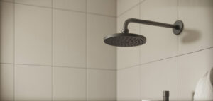 Fotorealistisk bild av en minimalistisk dusch med svart duschmunstycke i ett litet badrum med vita kakelplattor, minimalistisk design.