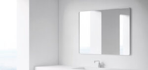 Fotorealistiskt fotografi av ett minimalistiskt badrum med en stor spegel och en vit handfat. Mycket ljus och rena linjer.