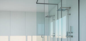 Modernt badrum med glasvägg, minimalistisk design och rent utseende.