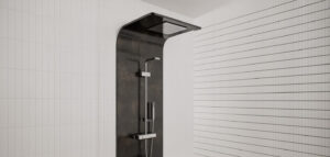 Modernt badrum med svarta detaljer mot vitt kakel.