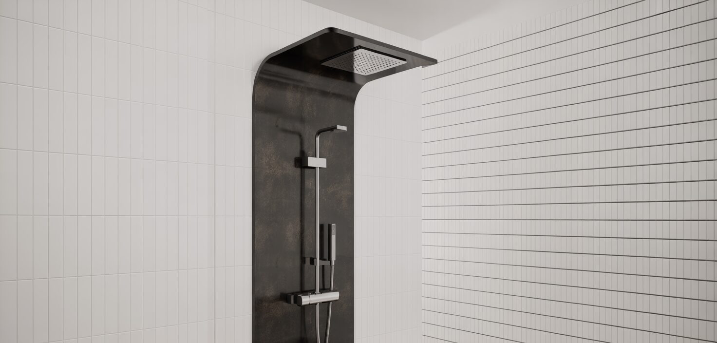 Modernt badrum med svarta detaljer mot vitt kakel.